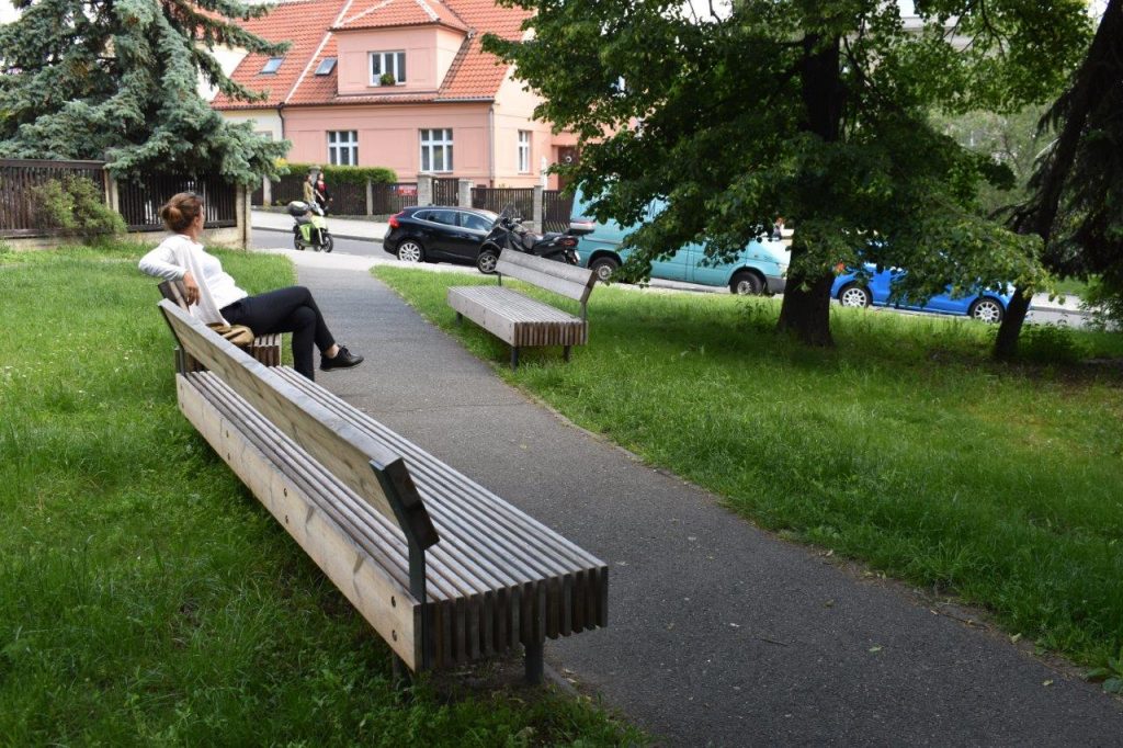 Náměstíčko u polikliniky Na Dlouhém Lánu (Cordeus): příjemné místo k čekání