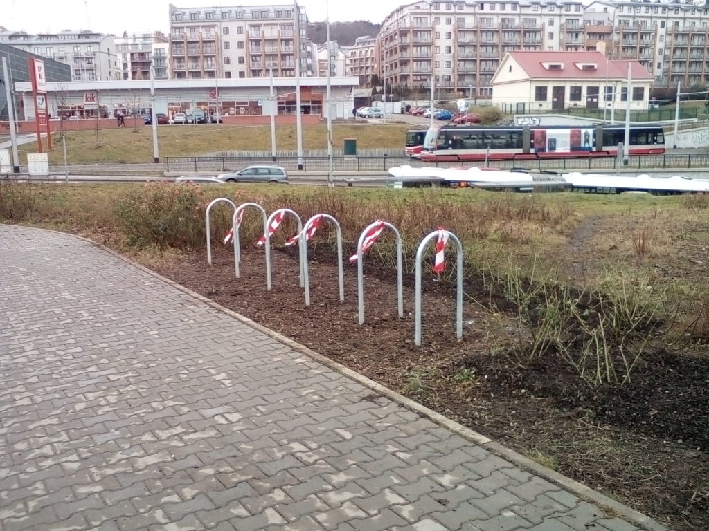 B + R Podbaba – parkování jízdních kol u stanice vlaku