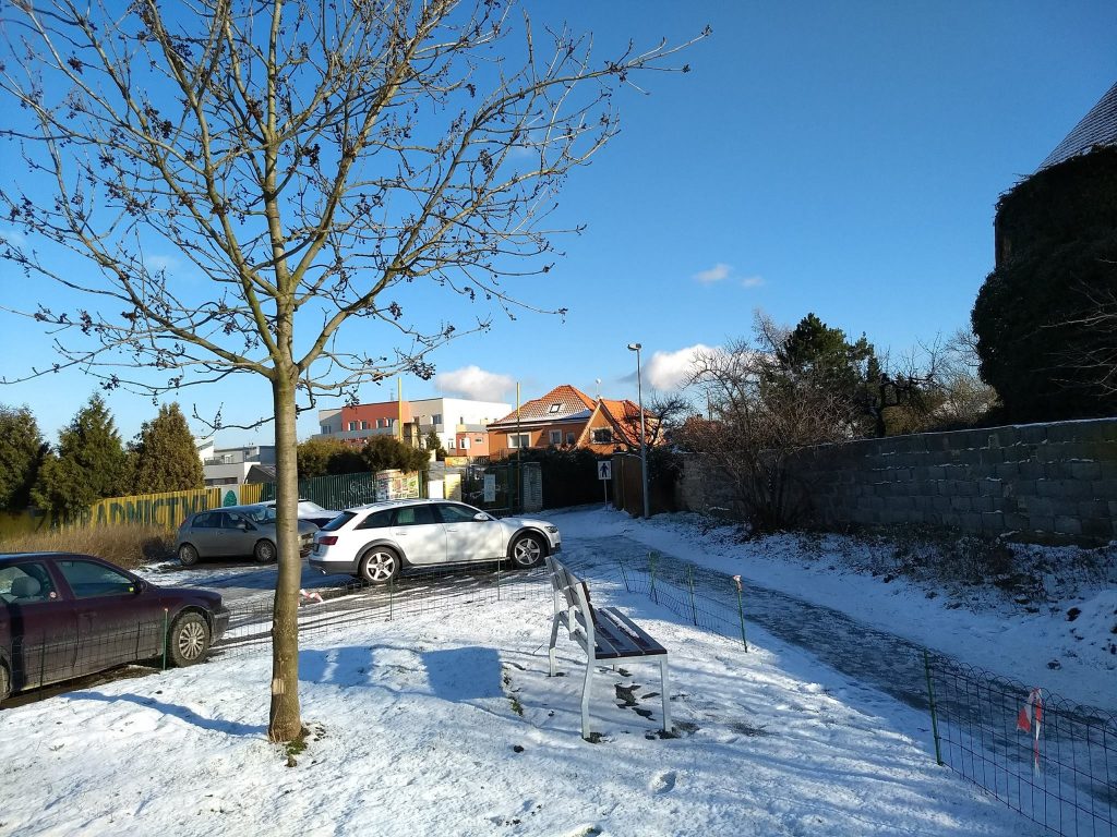 Zřízení odpočinkového místa s lavičkou u konečné stanice tramvají Bílá Hora