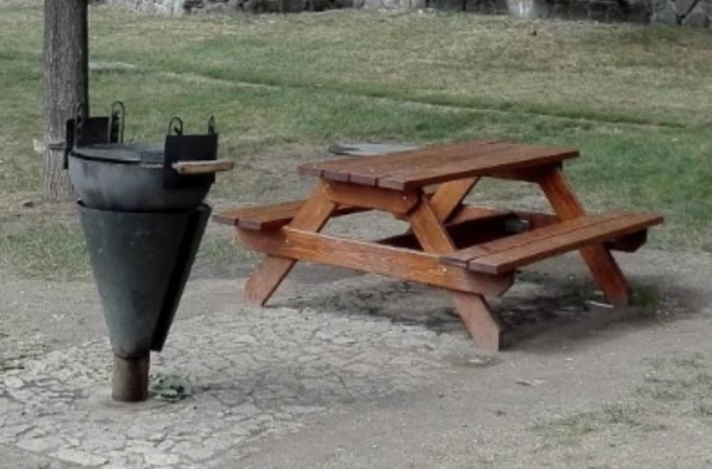 Grilovací / piknikové místo s bylinkovou zahrádkou na Dědině