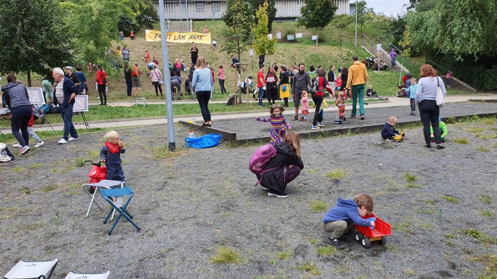 Móóc laviček na slunění pro náměstíčko K Lánu