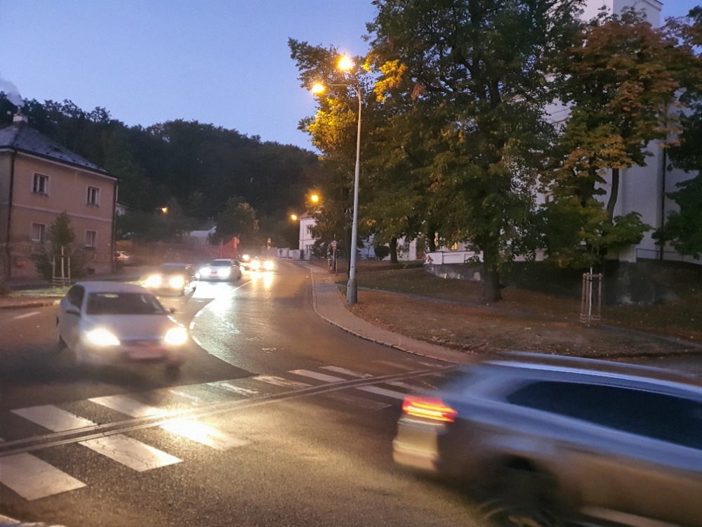 Blikající přechod v Libocké ulici před kostelem sv. Fabiána a Šebestiána