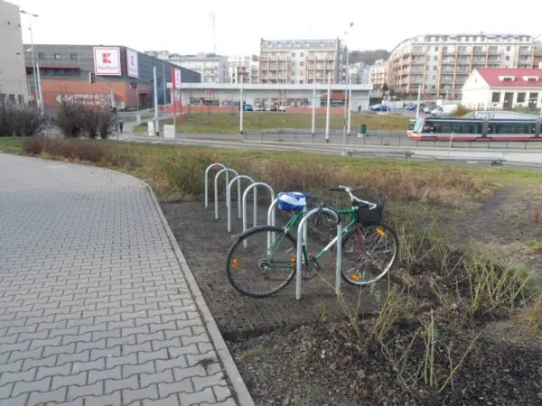 B + R Podbaba – parkování jízdních kol u stanice vlaku