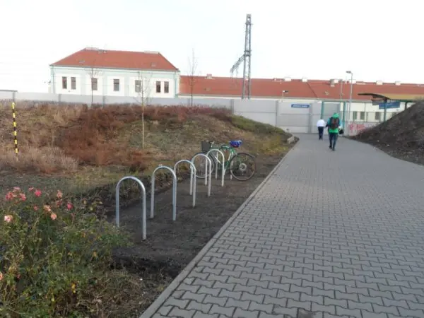B + R Podbaba – parkování jízdních kol u stanice vlaku