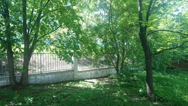 Odpočinkový parčík mezi ZŠ Pod Marjánkou, Duhovka a školkou Jílkova