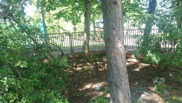 Odpočinkový parčík mezi ZŠ Pod Marjánkou, Duhovka a školkou Jílkova