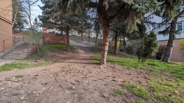 Schody a velká nerezová skluzavka pro rychlé spojení ulic Africká a Kladenská. To tu ještě nebylo! 🛝