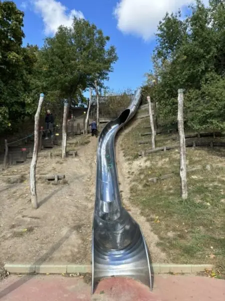 Schody a velká nerezová skluzavka pro rychlé spojení ulic Africká a Kladenská. To tu ještě nebylo! 🛝