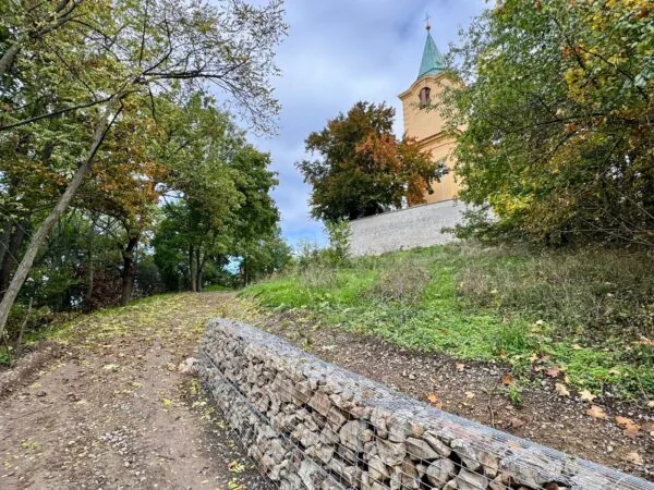 Propojení lesních cest za kostelem sv. Matěje