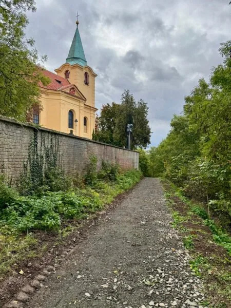Propojení lesních cest za kostelem sv. Matěje