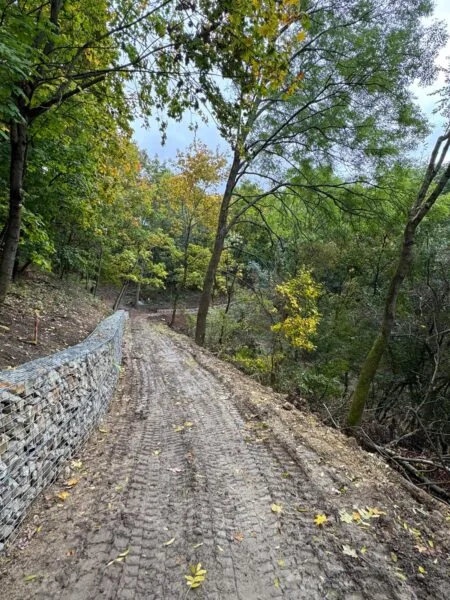 Propojení lesních cest za kostelem sv. Matěje
