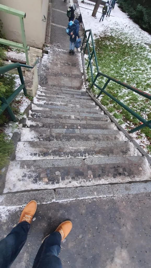 Rozšíření schodiště u zastávky Marjánka vedoucího ke školám