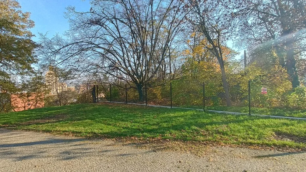 Herní prvky u stadionu Dukla Praha