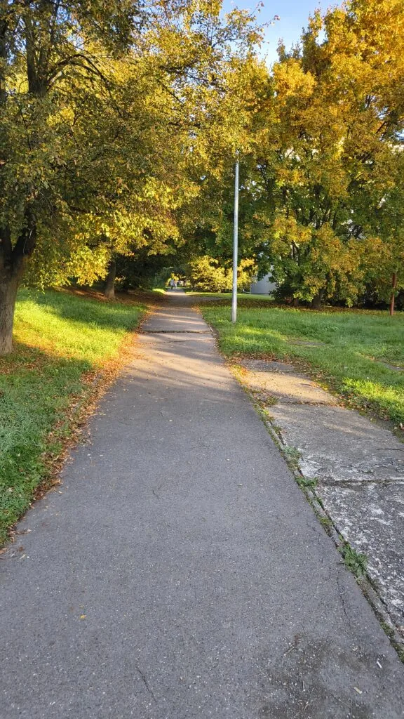 Lavičky pro umdlévající seniory na Dědině