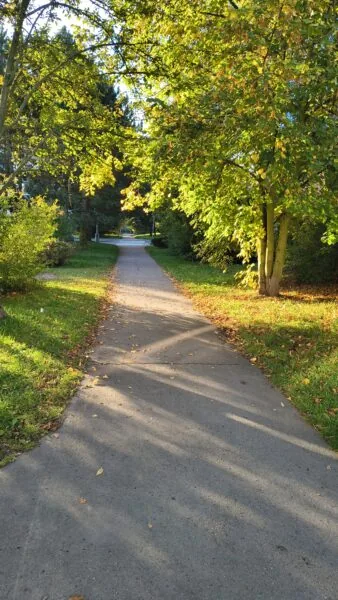 Lavičky pro umdlévající seniory na Dědině