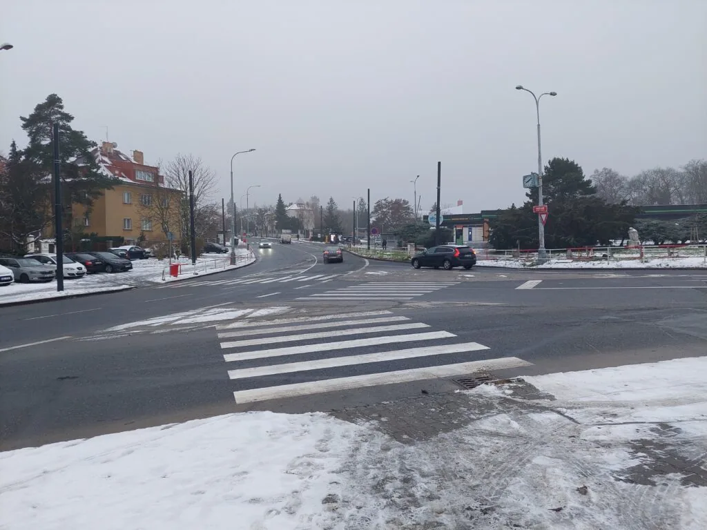 Zbudování vyvýšené křižovatky a polidštění veřejného prostoru na Babě u Matěje