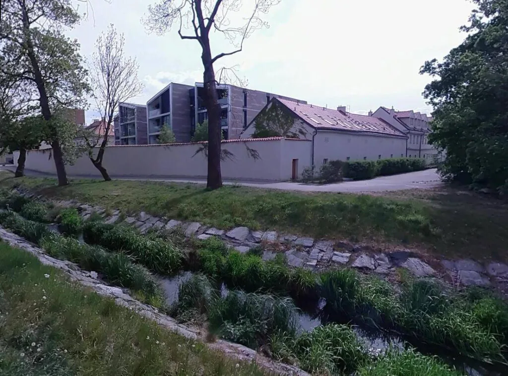 Pěší lávka u Vokovického rybníka