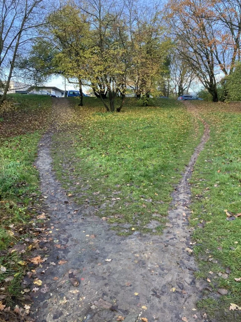 Nový chodník u železničního přejezdu v Liboci