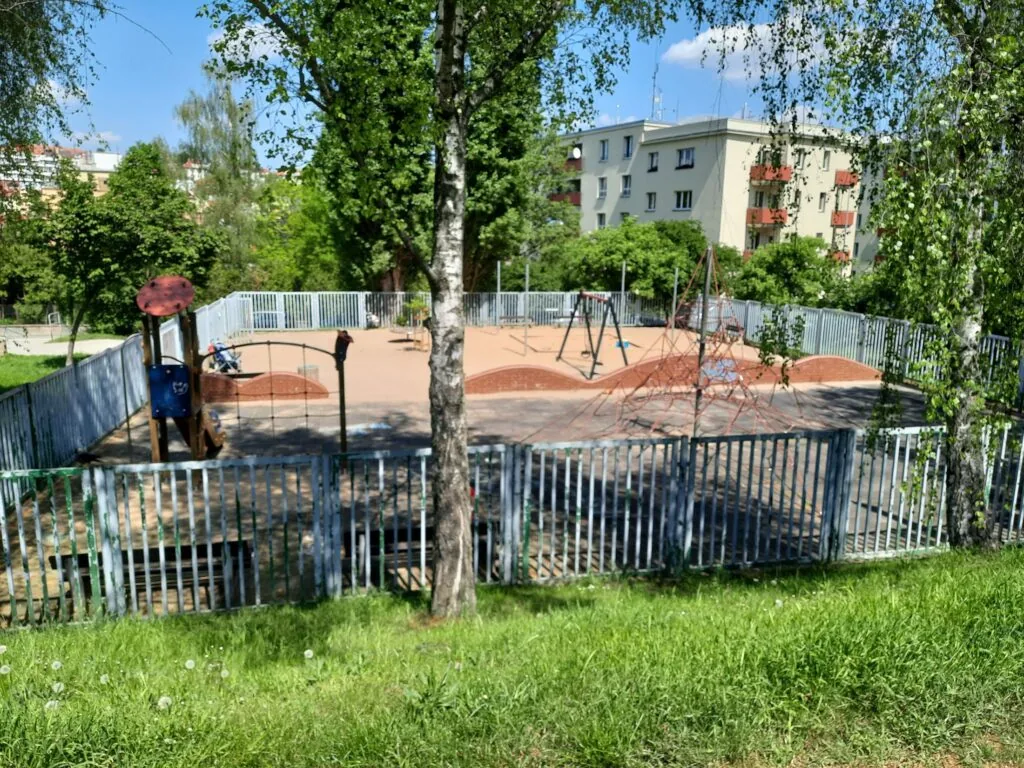 Doplnění hřiště Junácká o pítko, komunitní zázemí a nové prvky