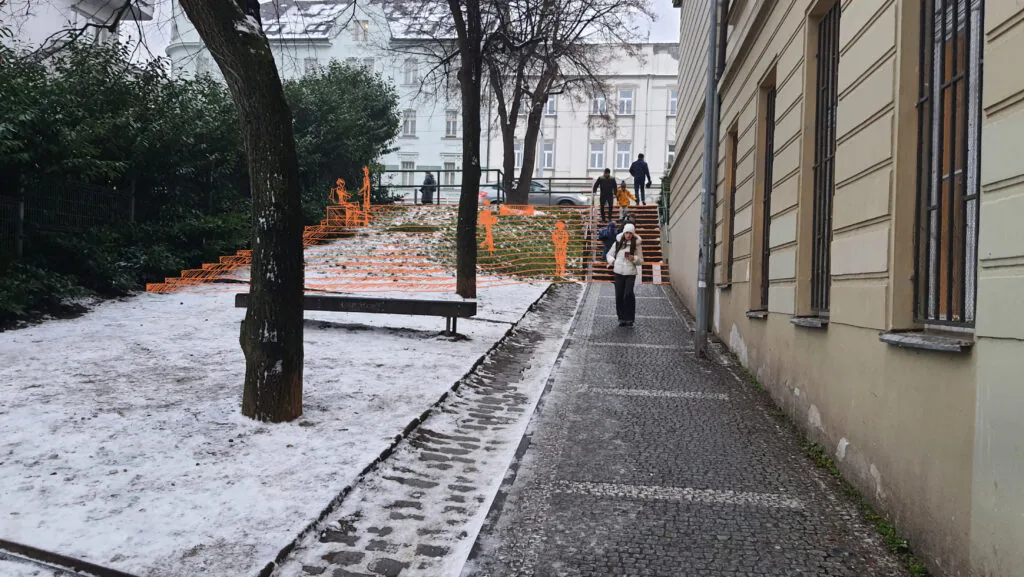 Rozšíření schodiště u zastávky Marjánka vedoucího ke školám