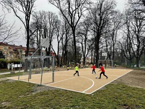Nový povrch pro víceúčelové hřiště v parku u Písecké brány