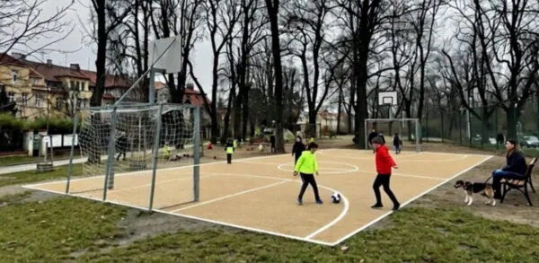 Nový povrch pro víceúčelové hřiště v parku u Písecké brány