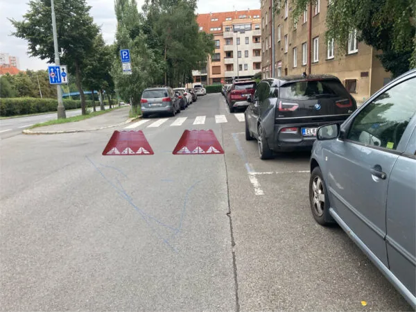 Příčný práh – vjezd to ulice Břevnovská z Patočkovy ulice