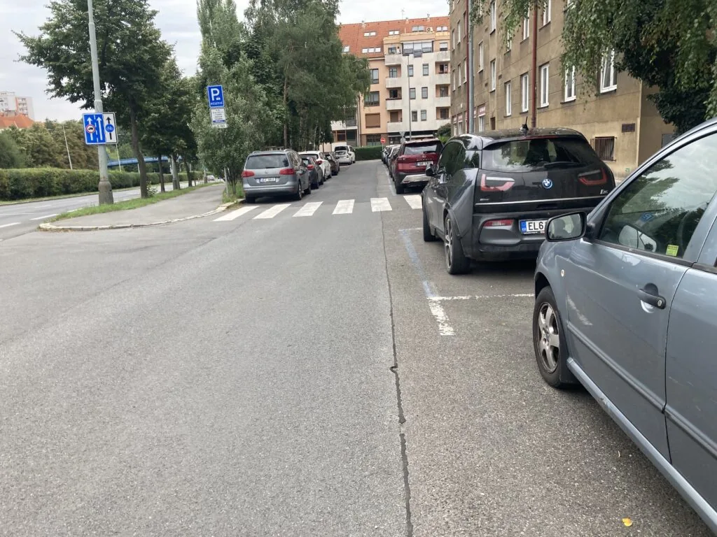 Příčný práh – vjezd to ulice Břevnovská z Patočkovy ulice