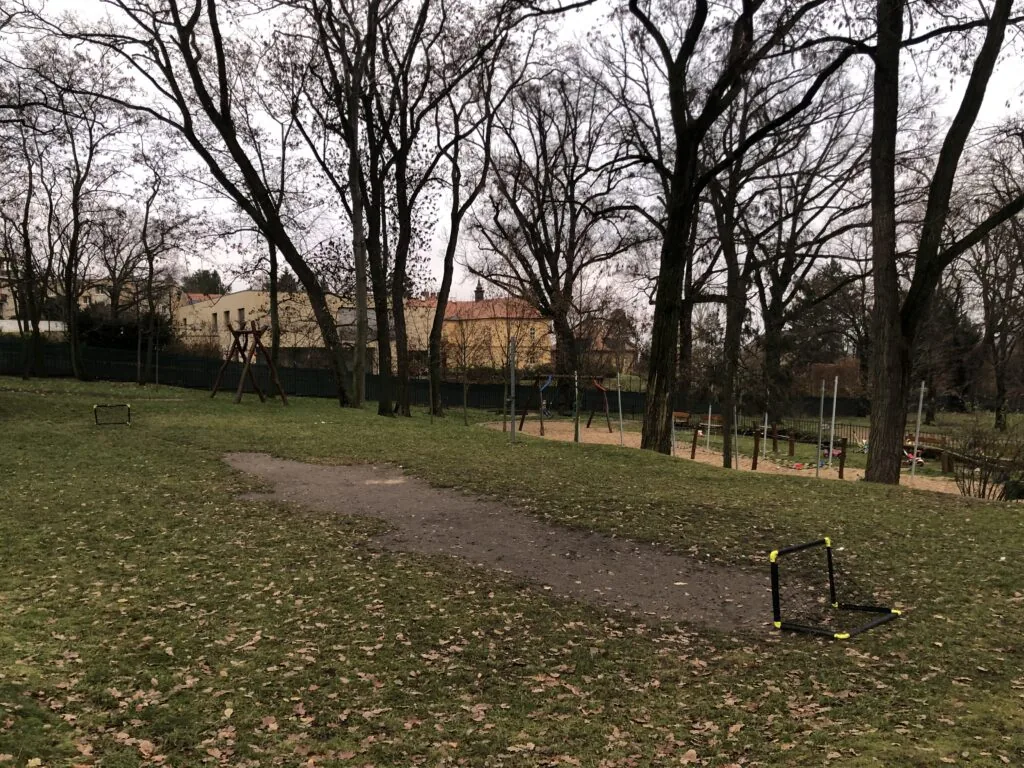 Instalace fotbalových bran do horní části dětského hřiště Pernikářka