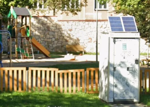 Mít se kde vyčůrat na dětském hřišti U Dejvického rybníčku (Bořislavka)