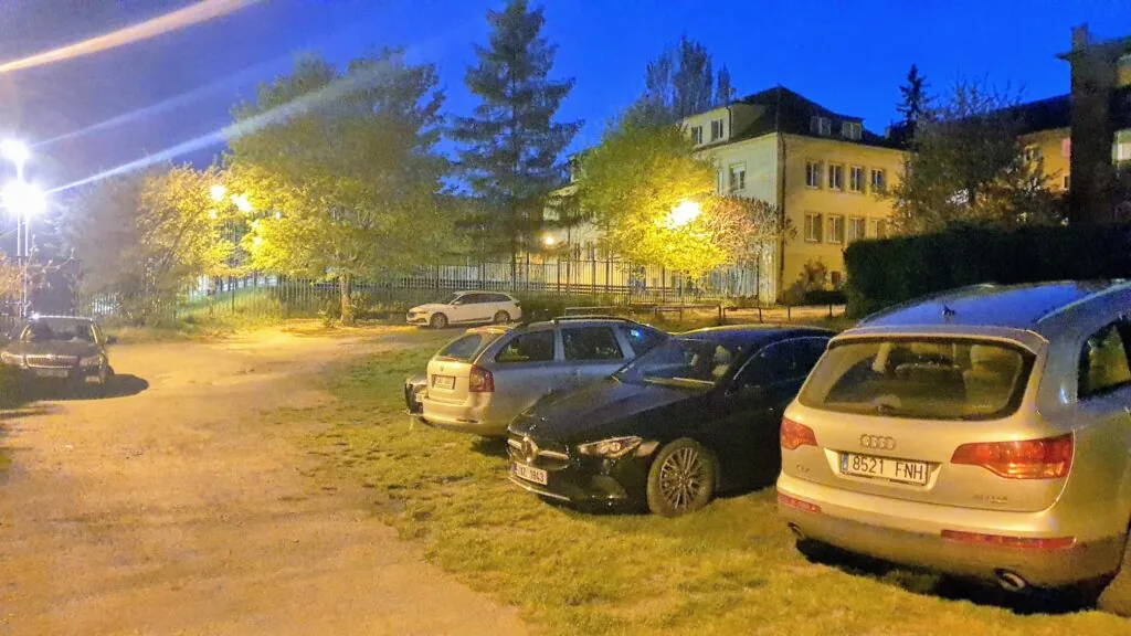 Park není parking při ZŠ Na Dlouhém lánu (Bořislavka)