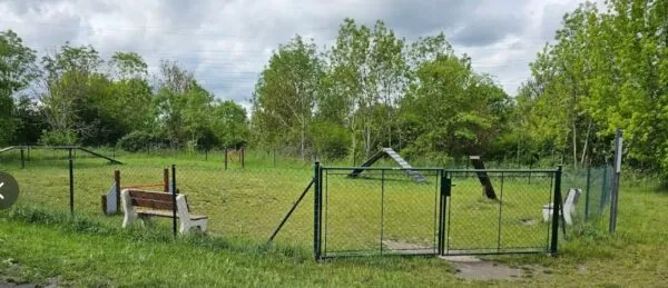 Psí agility hřiště a komunitní ohniště na planině u sportoviště Kotlářka