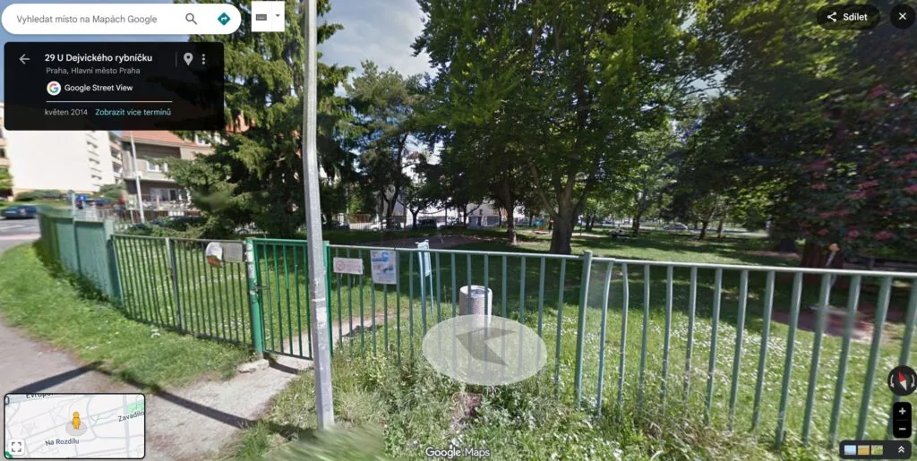 Mít se kde vyčůrat na dětském hřišti U Dejvického rybníčku (Bořislavka)