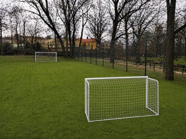 Instalace fotbalových bran do horní části dětského hřiště Pernikářka