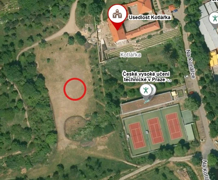 Psí agility hřiště a komunitní ohniště na planině u sportoviště Kotlářka