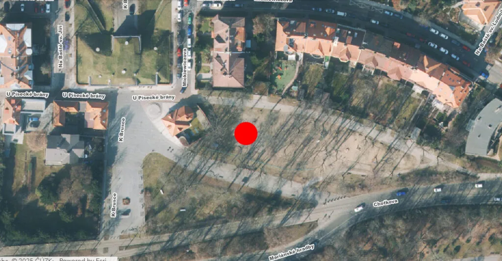 Nový povrch pro víceúčelové hřiště v parku u Písecké brány