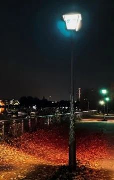 Osvětlení „venčící stezky“ za ulicí Soborská (Hanspaulka). Od Břízáku k tenisu.