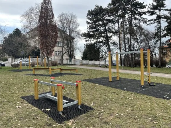 Rozšíření dětského hřiště na náměstí Před Bateriemi o BALANČNÍ A KOORDINAČNÍ PRVKY