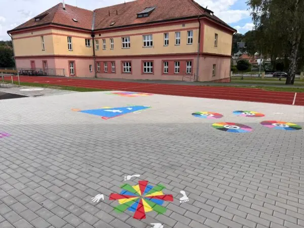 Malované hřiště u ZŠ TGM v Ruzyni